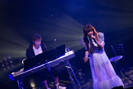 「お願いジーザス」を熱唱する真山りか。