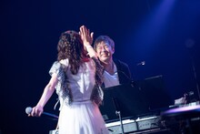 演奏を終えハイタッチする真山りかとSin。