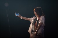 自撮りする真山りか。