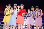 「でこぴん」のパフォーマンスの様子。(提供:ソニー・ミュージックレーベルズ)
