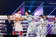 3期生と4期生のクイズ対決の様子。(提供:ソニー・ミュージックレーベルズ)
