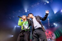 左からHYDE、山中拓也（THE ORAL CIGARETTES）。（Photo by Viola Kam［V'z Twinkle Photography］）