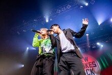 左からHYDE、山中拓也（THE ORAL CIGARETTES）。（Photo by Viola Kam［V'z Twinkle Photography］）