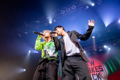 左からHYDE、山中拓也（THE ORAL CIGARETTES）。（Photo by Viola Kam［V'z Twinkle Photography］）