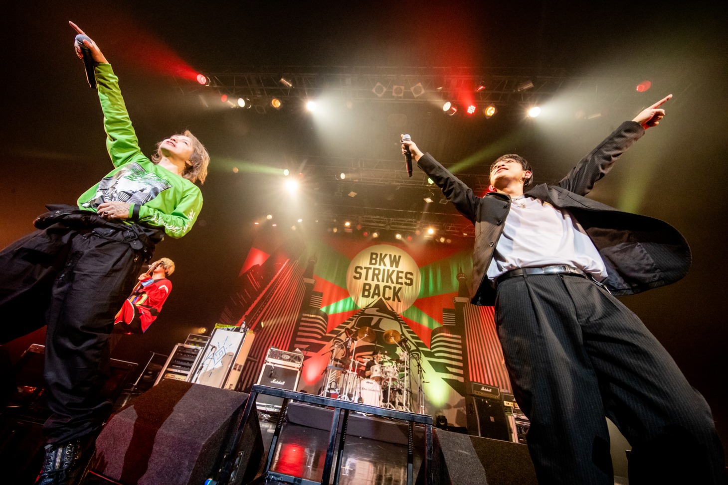 THE ORAL CIGARETTESとHYDE。（Photo by Viola Kam［V'z Twinkle Photography］）