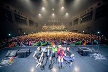 「COUPLING TOUR BKW!! STRIKES BACK 2019」Zepp Nagoya公演終演後のTHE ORAL CIGARETTESとHYDE。（Photo by Viola Kam［V'z Twinkle Photography］）