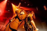 左から山中拓也（Vo, G）、鈴木重伸（G / THE ORAL CIGARETTES）。（Photo by Viola Kam［V'z Twinkle Photography］）