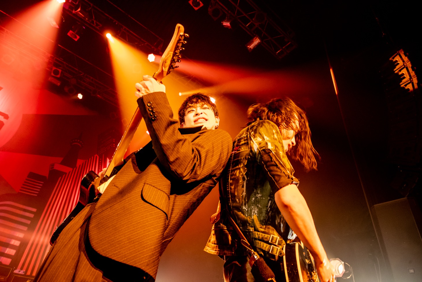 左から山中拓也（Vo, G）、鈴木重伸（G / THE ORAL CIGARETTES）。（Photo by Viola Kam［V'z Twinkle Photography］）