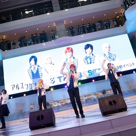 アルスマグナが噴水広場で全力パフォーマンス、即興コントも展開