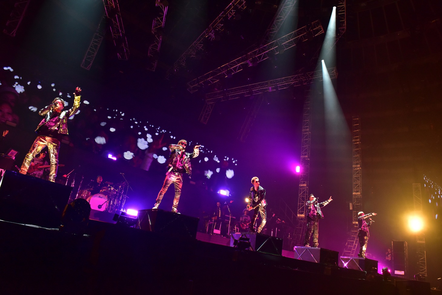 DOBERMAN INFINITY「DOBERMAN INFINITY LIVE TOUR 2019 5IVE ～必ず会おうこの約束の場所で～」大阪・大阪城ホール公演2日目の様子。
