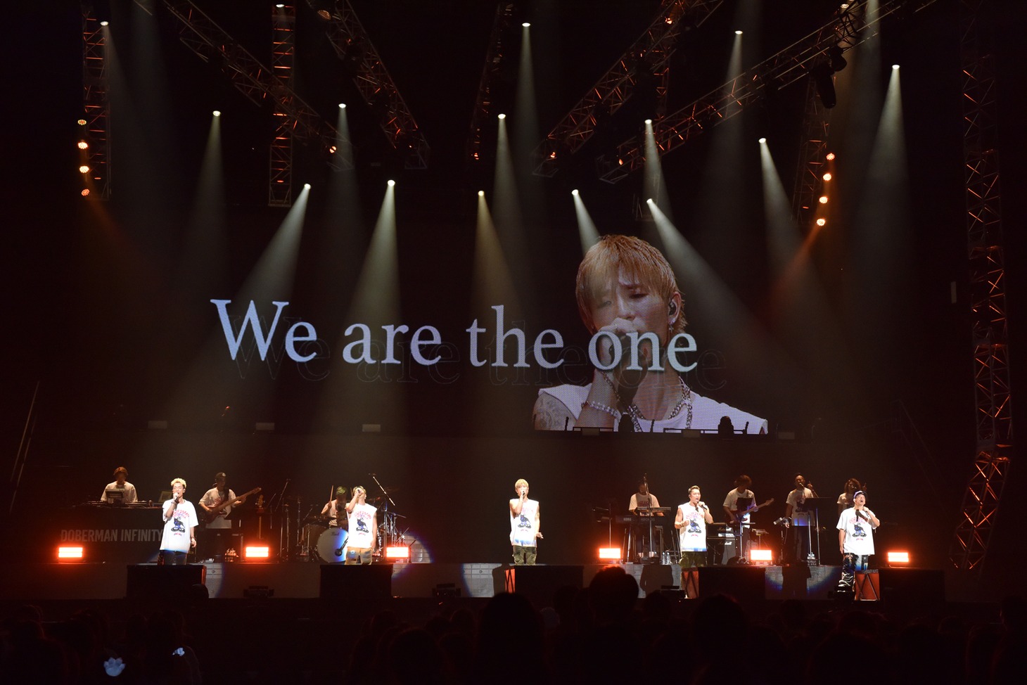 DOBERMAN INFINITY「DOBERMAN INFINITY LIVE TOUR 2019 5IVE ～必ず会おうこの約束の場所で～」大阪・大阪城ホール公演2日目の様子。