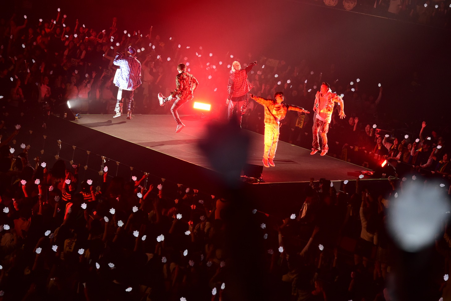 DOBERMAN INFINITY「DOBERMAN INFINITY LIVE TOUR 2019 5IVE ～必ず会おうこの約束の場所で～」大阪・大阪城ホール公演2日目の様子。