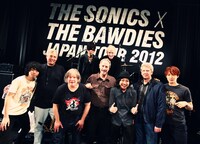 The Sonicsと競演した際の記念写真。
