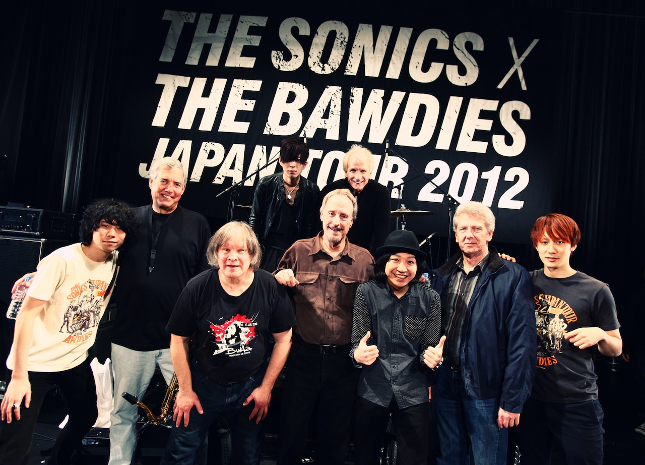 The Sonicsと競演した際の記念写真。