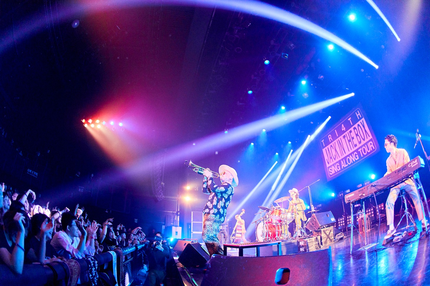 TRI4TH「SING ALONG TOUR」東京・マイナビBLITZ赤坂公演の様子。（撮影：堂園博之）