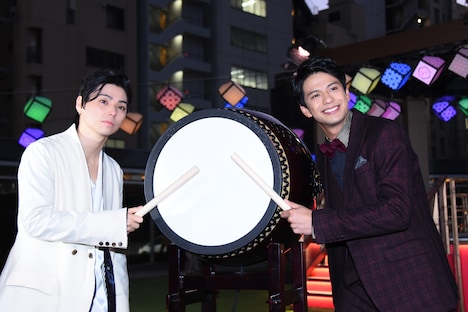 「TBS Twinkle Sacas 赤坂冬祭イルミネーション点灯式」より、左から村上虹郎、森崎ウィン。