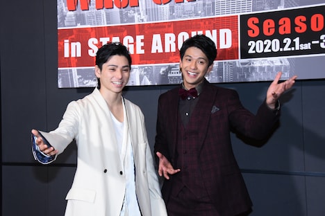 ポーズを求められ、おちゃめな表情で手を広げる村上虹郎と森崎ウィン(PRIZMAX)。