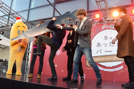 アリゲーターガーの実物大パネルを担ぐ八木勇征の筋肉事情を説明する瀬口黎弥(右から2番目)。