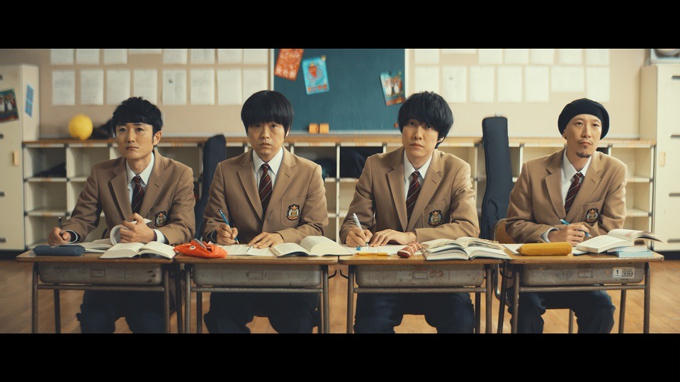 バカリズムと「Tie up（フジファブリズム）」ミュージックビデオのワンシーン。