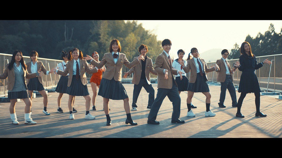 バカリズムと「Tie up（フジファブリズム）」ミュージックビデオのワンシーン。