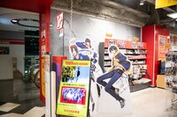 「ヒプノシスマイク-Division Rap Battle-」のイケブクロ・ディビジョンBuster Bros!!!が待ち構えるタワーレコード池袋店5F入口。