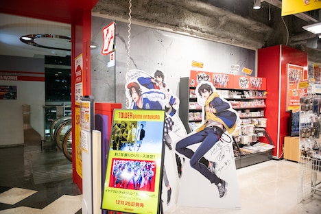 「ヒプノシスマイク-Division Rap Battle-」のイケブクロ・ディビジョンBuster Bros!!!が待ち構えるタワーレコード池袋店5F入口。