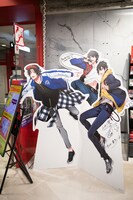 「ヒプノシスマイク-Division Rap Battle-」のイケブクロ・ディビジョンBuster Bros!!!が待ち構えるタワーレコード池袋店5F入口。
