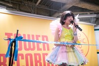 テープカットを行う新井ひとみ。