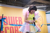 テープをカットした新井ひとみ。