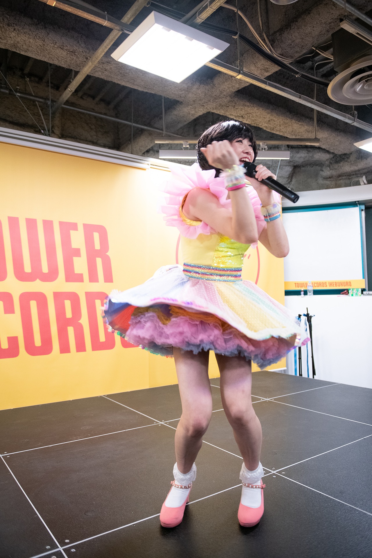 くるくる回る新井ひとみ。
