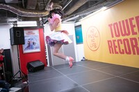 真新しいステージで飛び跳ねる新井ひとみ。