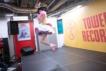 真新しいステージで飛び跳ねる新井ひとみ。