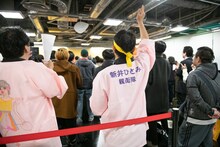 盛り上がる新井ひとみ親衛隊。