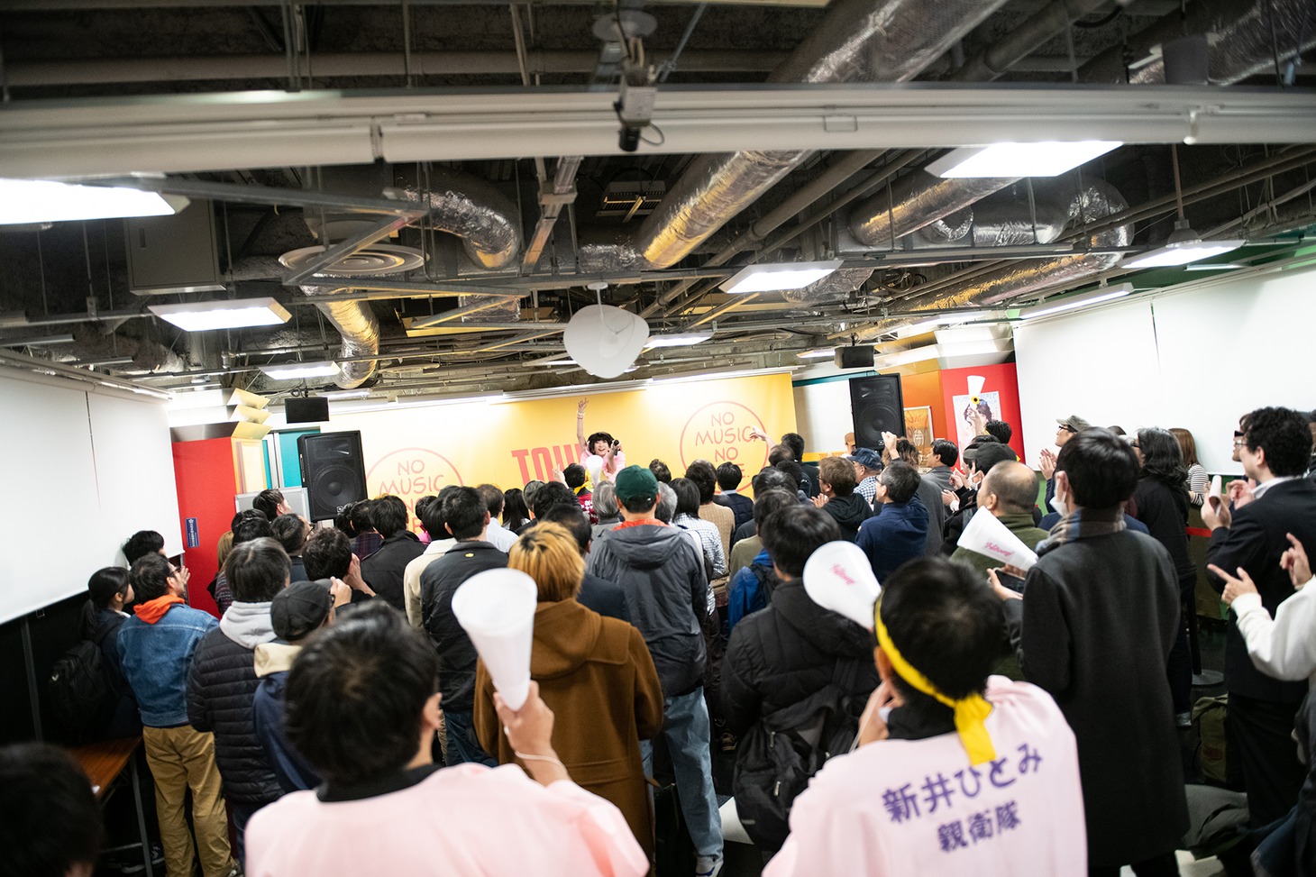 新井ひとみインストアイベントの様子。
