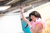 「カラオケボイスドリンク」で喉を潤す新井ひとみ。