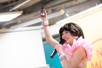 「カラオケボイスドリンク」で喉を潤す新井ひとみ。