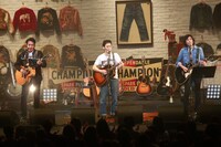 左から田島貴男（ORIGINAL LOVE）、草なぎ剛、斉藤和義。（撮影：新保勇樹）