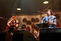 草なぎ剛と斉藤和義。（撮影：新保勇樹）