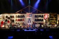 人気画像10位は「草なぎ剛“日本一幸せな環境”で弾き語ったはっぴょう会『新しい挑戦追い求めて』」より、「草なぎ剛のはっぴょう会」の様子。（撮影：新保勇樹）