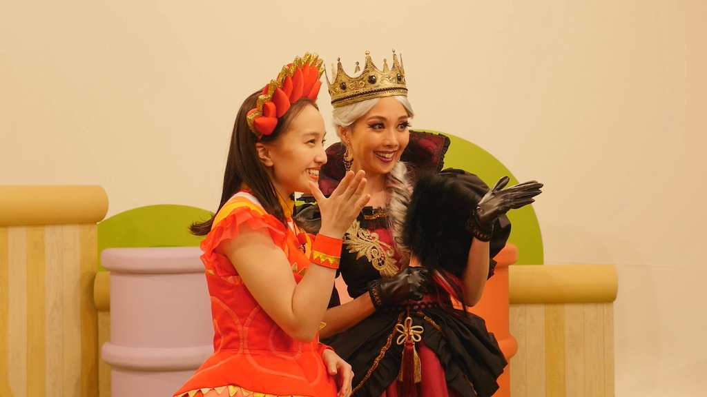 百田夏菜子こと“おひさまかなこちゃん”と妃海風演じる“ダークプリンセスフー”。