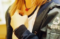 ビーズのブレスレットとネックレス。