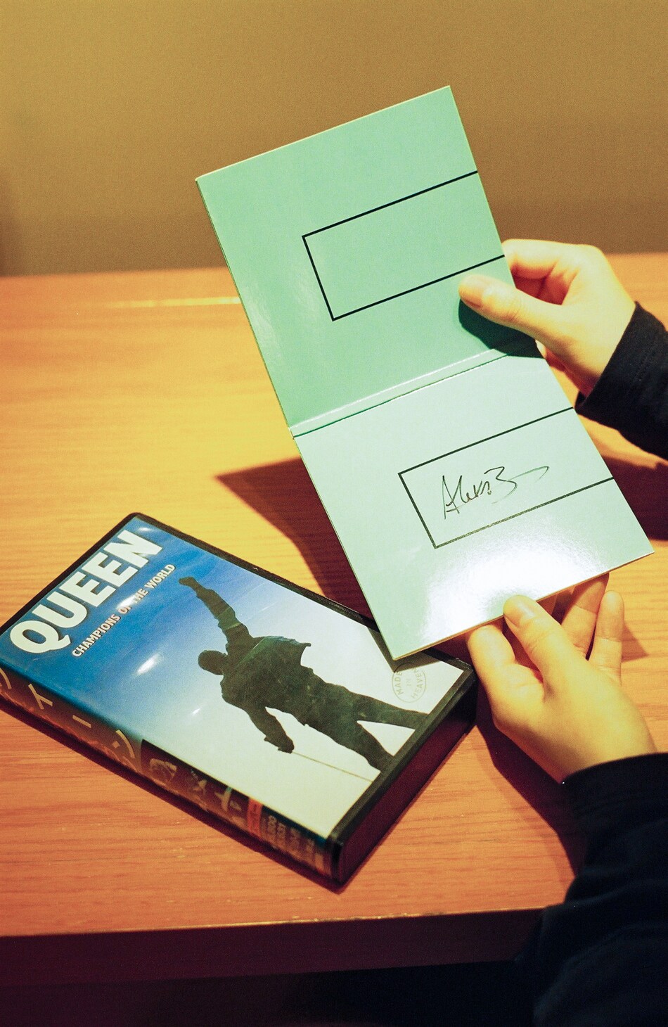 Hot Chipのサイン入りアルバムとQueenのVHS。(Cony Plankton私物)