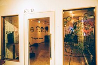 会場入口に書かれたイラスト。（撮影：横山マサト）