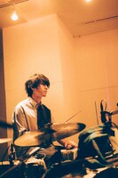 野元喬文（Dr）（撮影：横山マサト）