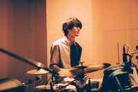 野元喬文（Dr）（撮影：横山マサト）