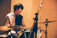 野元喬文（Dr）（撮影：横山マサト）