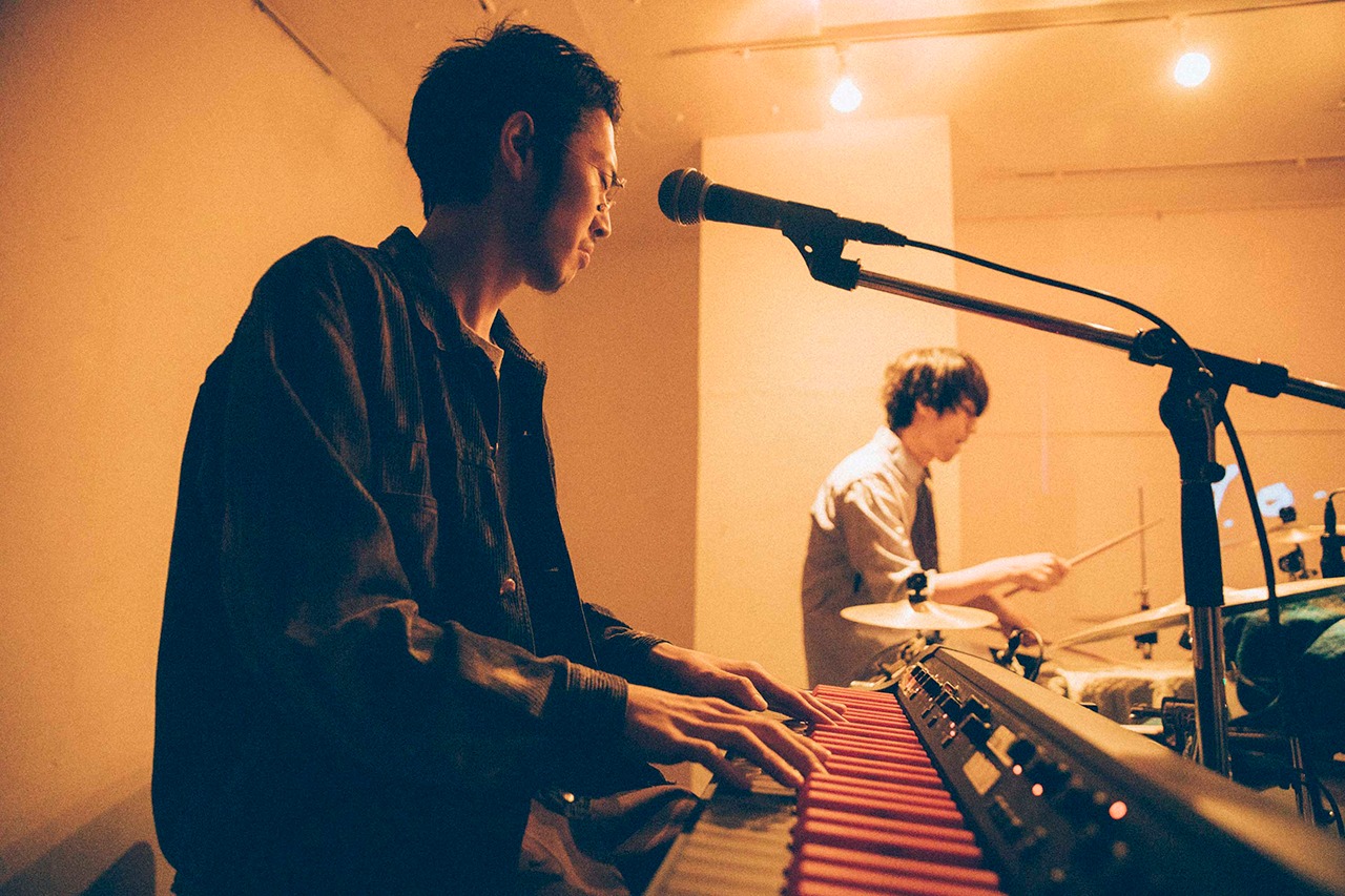 手前から荒谷翔大（Vo）、野元喬文（Dr）。（撮影：横山マサト）