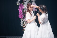 青木千春（左）の前髪を直す浦谷はるな（右）。