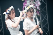 浦谷はるな(右)の花飾りを直す青木千春(左)。