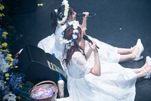 ファンからもらった花飾りを着けて記念撮影するWHY@DOLL。